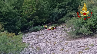 Precipita per 25 metri, escursionista recuperato dall’elicottero